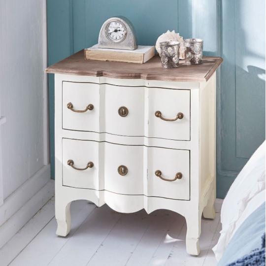 chata obciansky bielo klasicne provanszy elegantne masivne drevo nocny stolik spalna nabytok country mediteranska interierovy design.jpg